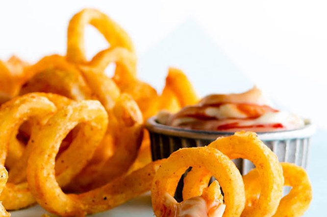 Frites spirales épicées en trempette
