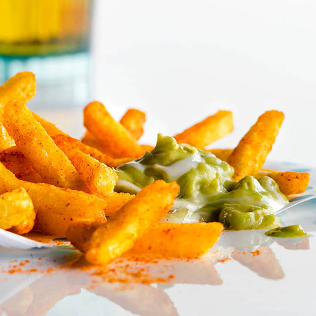 Frites à enrobage épais en trempette