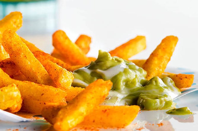 Frites à enrobage épais en trempette