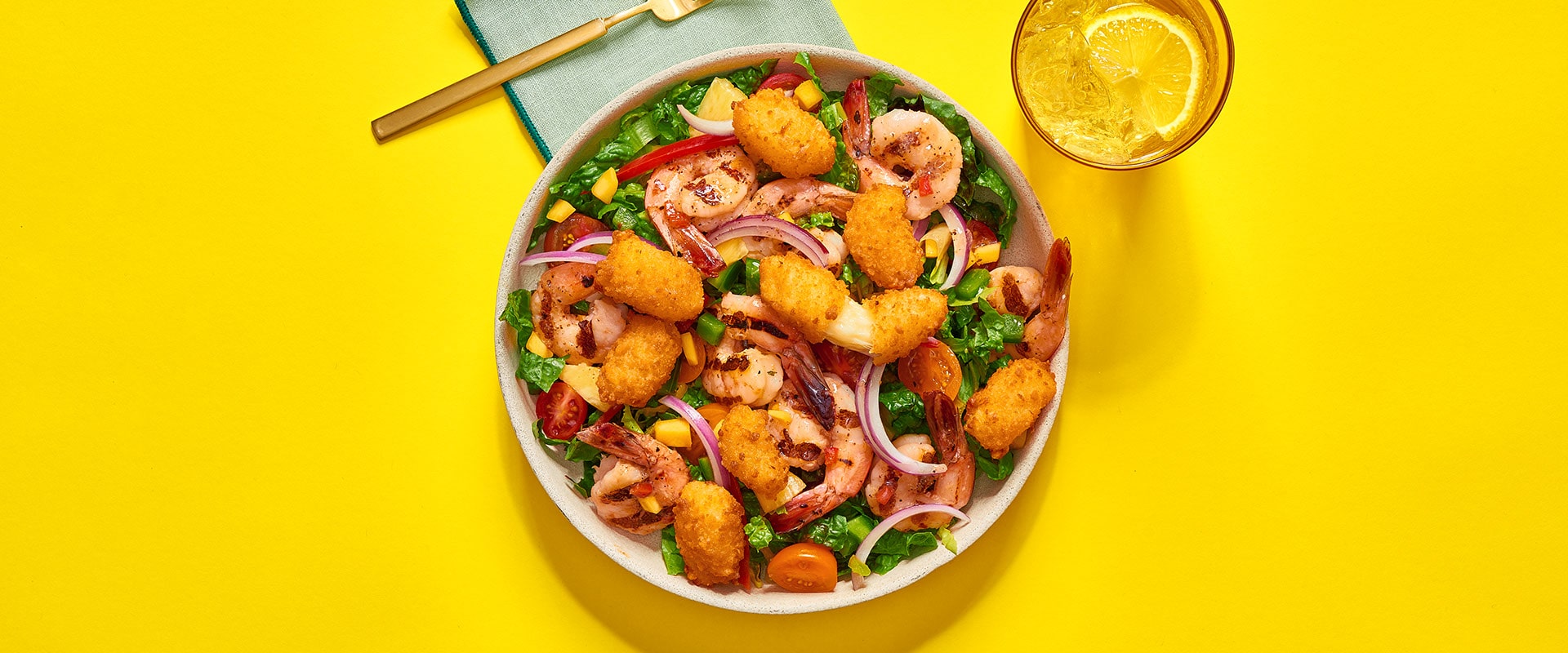 Salade de fajitas de crevettes d’été grillées avec du fromage croustillant