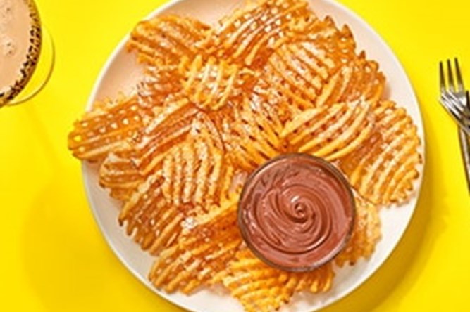 Frites gaufrées accompagnées de tartinade aux noisettes et au chocolat