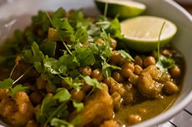 Cauli W’ngz & Chickpea Curry