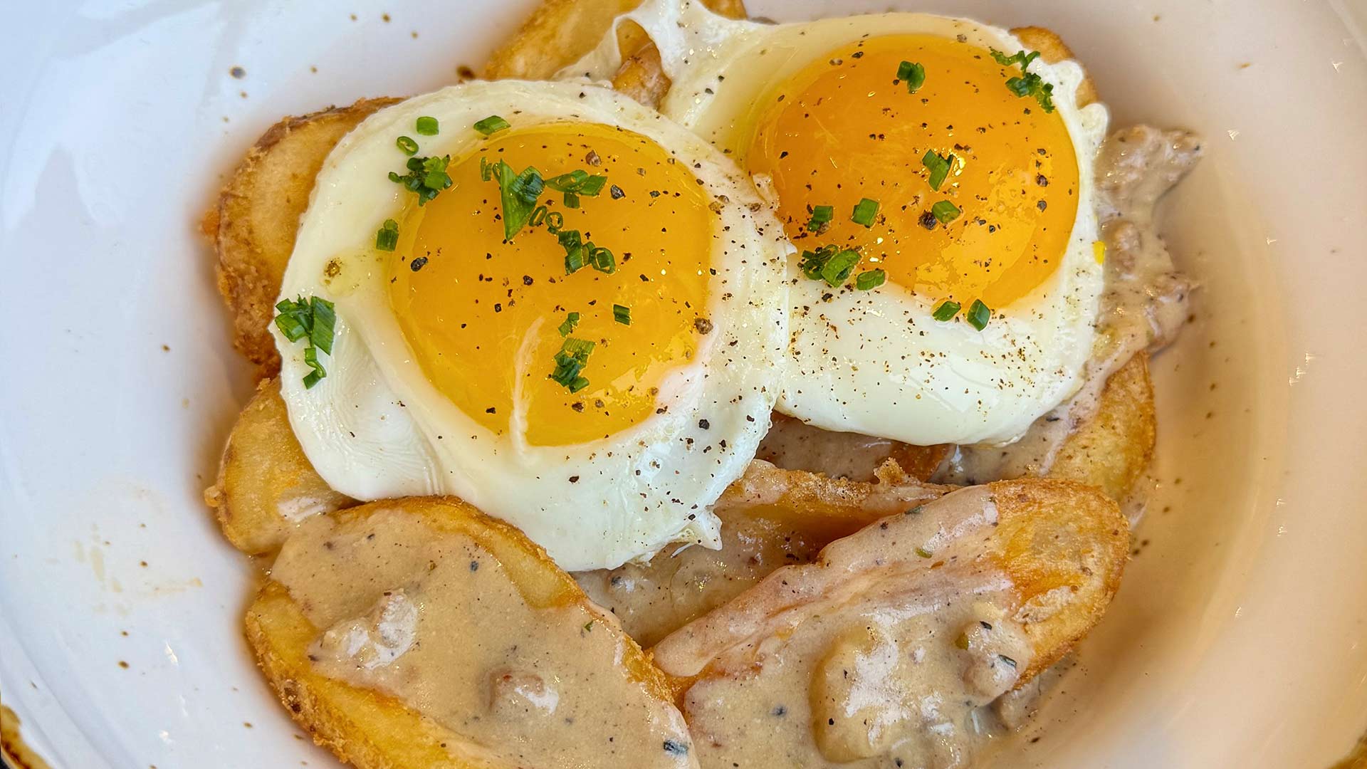 Brew City<sup>®</sup> Potato Waves Bowl with Sausage Sawmill Gravy & Sunny Eggs