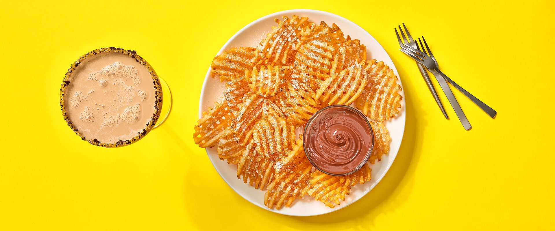 Frites gaufrées accompagnées de tartinade aux noisettes et au chocolat